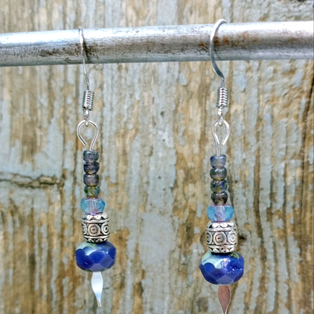 Periwinkle glass bead earrings - Picture 3 of 5